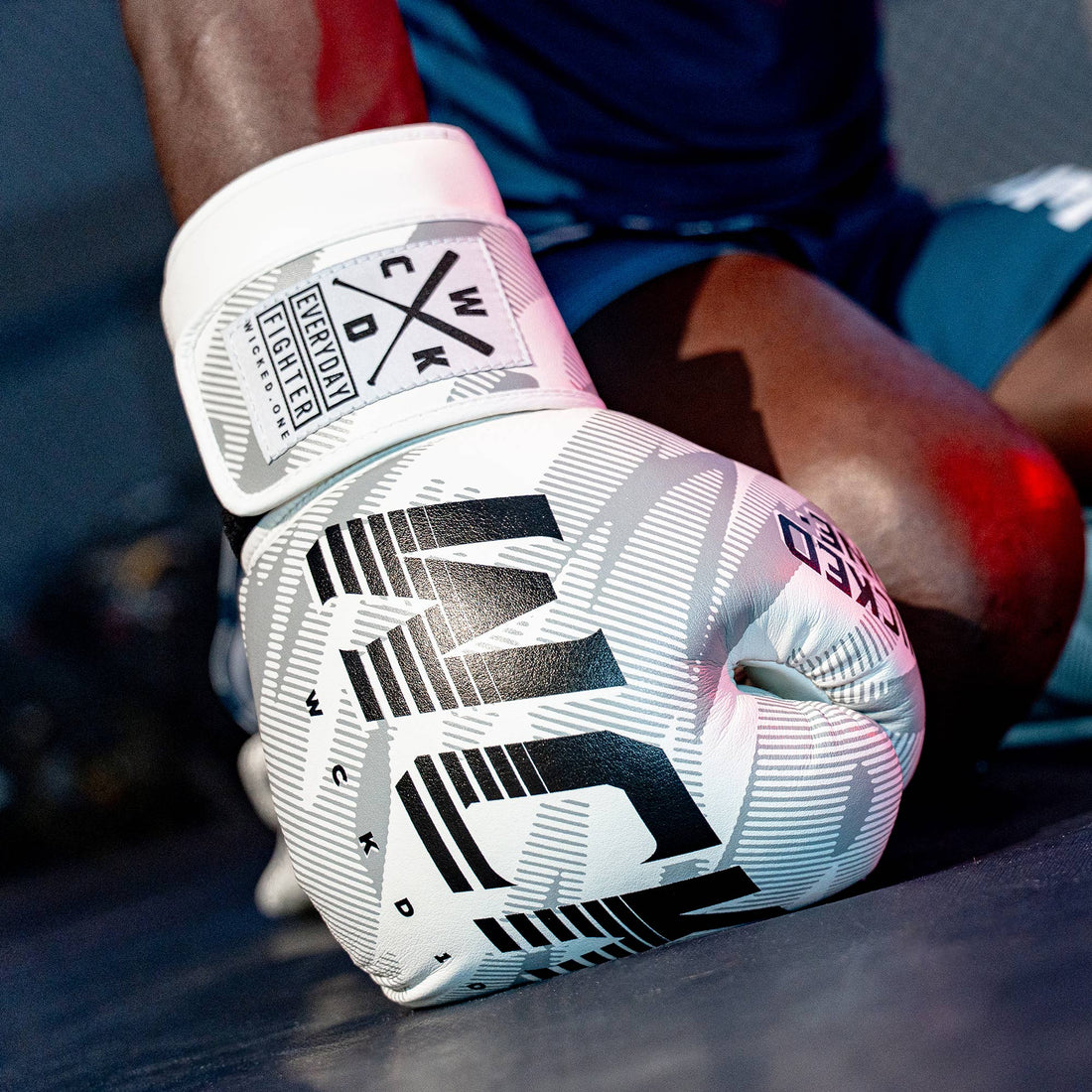 UPSET TRAINING GLOVES - WHITE